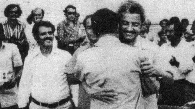 الرئيس سالمين ومحمد راوح يتعانقان عقب حفل تدشين الحوض العائم الرئيس سالمين ومحمد راوح يتعانقان عقب حفل تدشين الحوض العائم